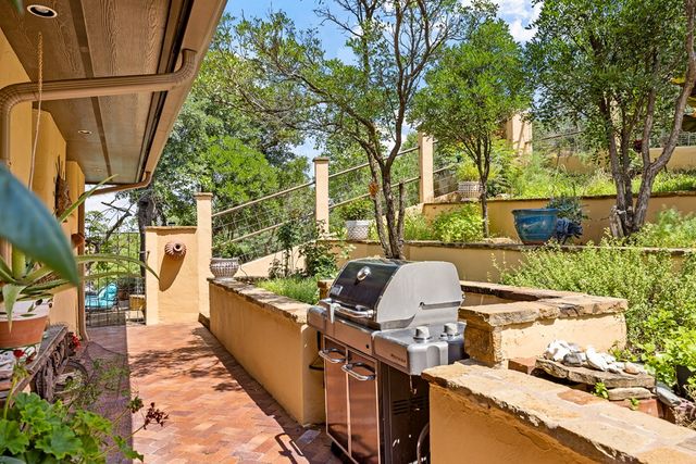 617 Hillside Dr, Kerrville, TX 78028
