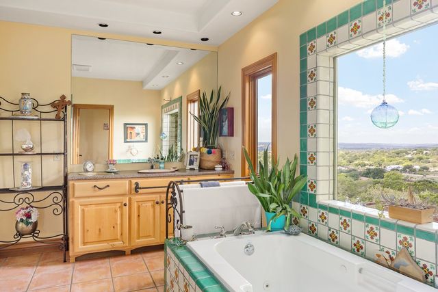 617 Hillside Dr, Kerrville, TX 78028