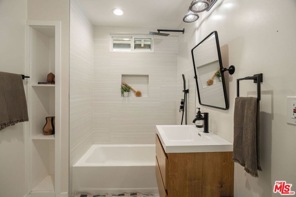 Image 17 of property listing at 1509 N Avenue 56, Los Angeles, CA 90042