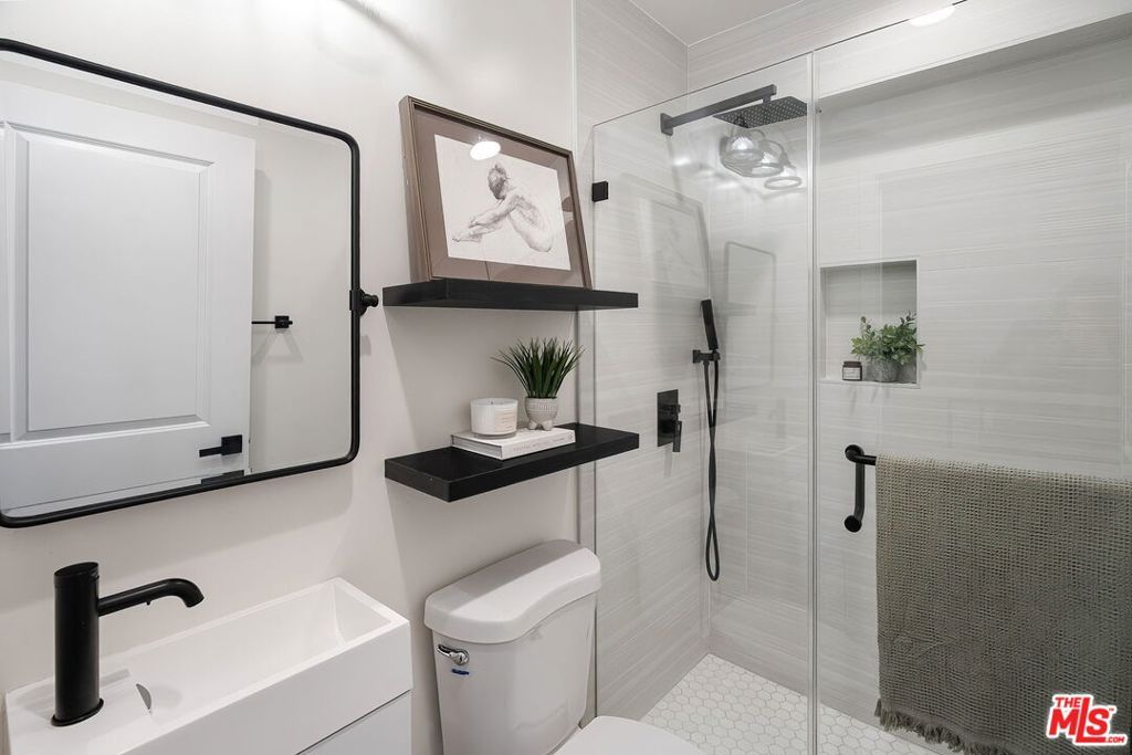 Image 18 of property listing at 1509 N Avenue 56, Los Angeles, CA 90042