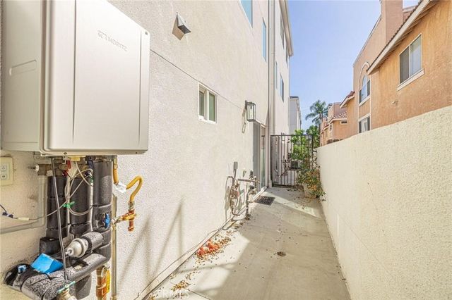 14662 W Sara Lane, Panorama City, CA 91402