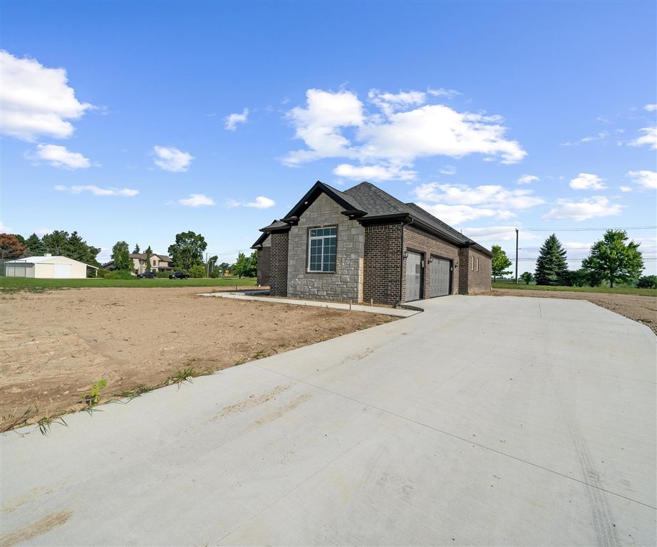 8561 Cobblestone Drive, Newport, MI 48166