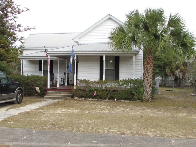 64 W Live Oak Avenue, Defuniak Springs, FL 32435