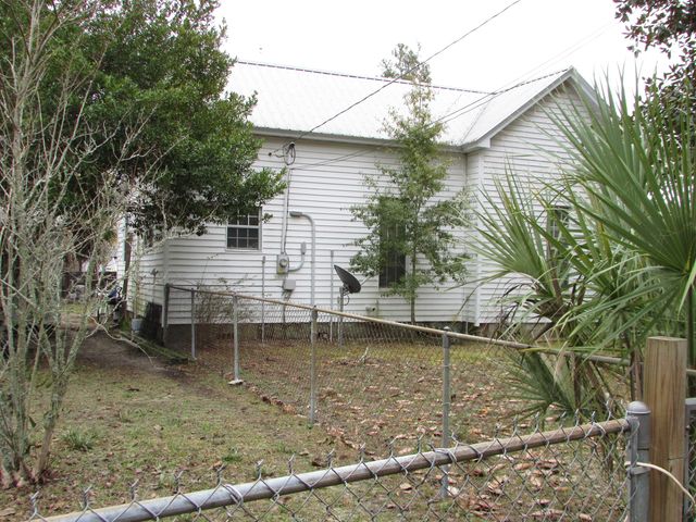 64 W Live Oak Avenue, Defuniak Springs, FL 32435