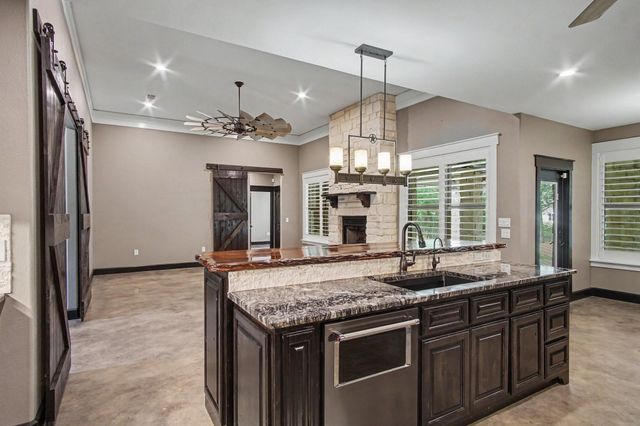 184 Bridgepoint, Onalaska, TX 77360