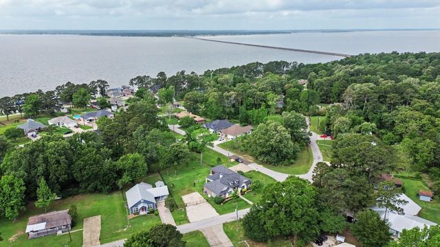 184 Bridgepoint, Onalaska, TX 77360