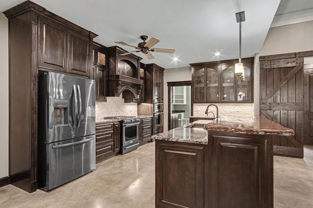 184 Bridgepoint, Onalaska, TX 77360
