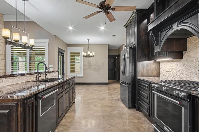 184 Bridgepoint, Onalaska, TX 77360