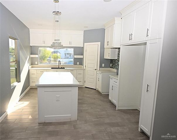 513 N Kika De La Garza Boulevard, La Joya, TX 78560