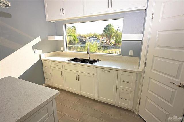 513 N Kika De La Garza Boulevard, La Joya, TX 78560