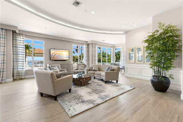 1325 SNELL ISLE BOULEVARD NE 812, St Petersburg, FL 33704