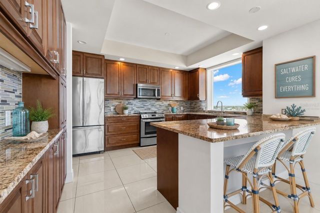 1325 SNELL ISLE BOULEVARD NE 812, St Petersburg, FL 33704