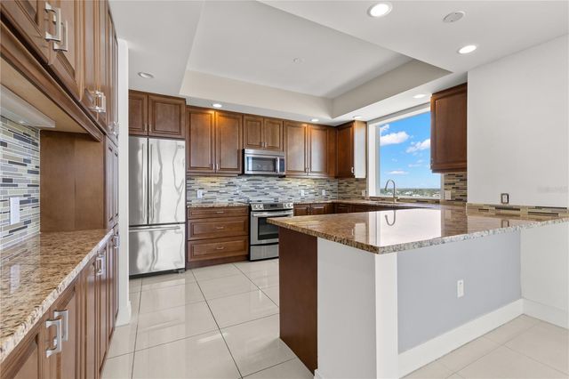1325 SNELL ISLE BOULEVARD NE 812, St Petersburg, FL 33704