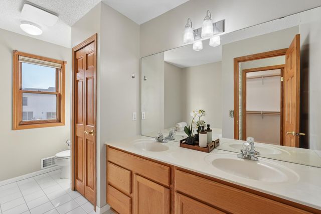 3075 Copper Oaks Trail, Woodbury, MN 55125