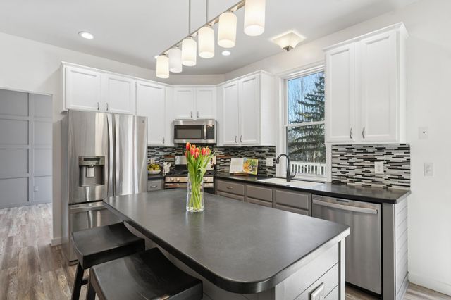 3075 Copper Oaks Trail, Woodbury, MN 55125