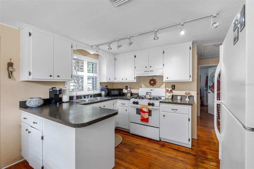 Image 8 of property listing at 427 5TH STREET N, Safety Harbor, FL 34695