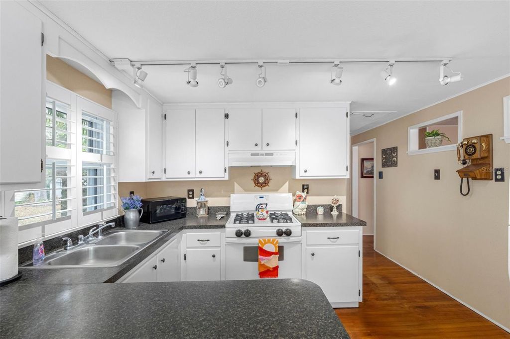 Image 9 of property listing at 427 5TH STREET N, Safety Harbor, FL 34695