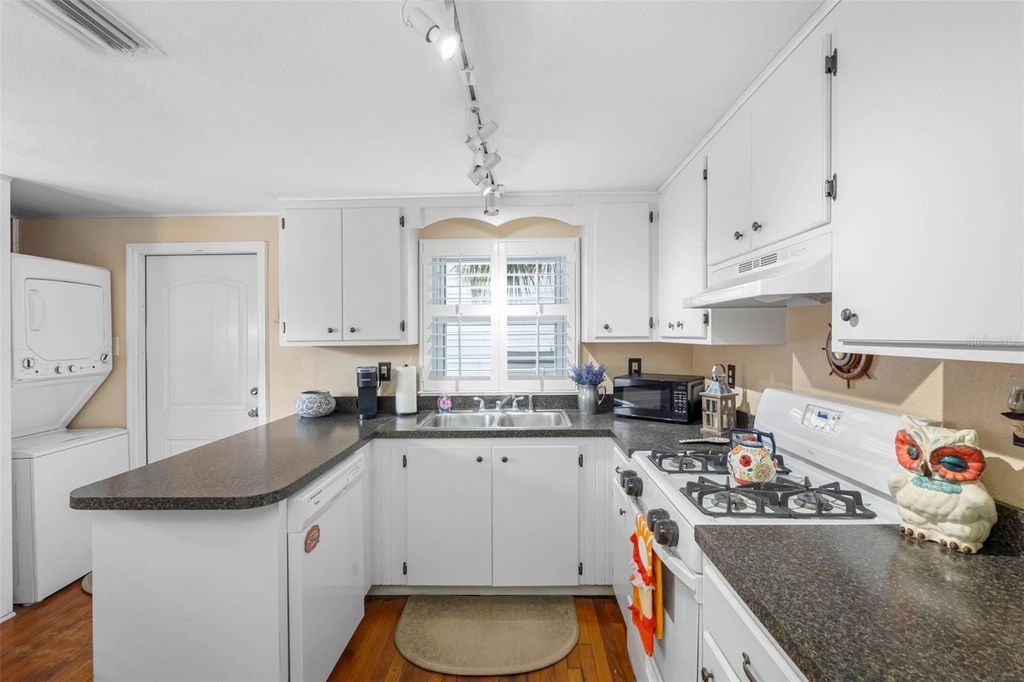 Image 10 of property listing at 427 5TH STREET N, Safety Harbor, FL 34695