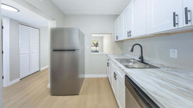 2731 S BLAIR STONE Road B24, Tallahassee, FL 32301