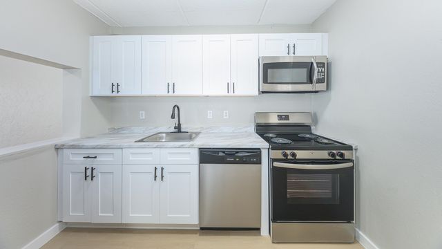 2731 S BLAIR STONE Road B24, Tallahassee, FL 32301