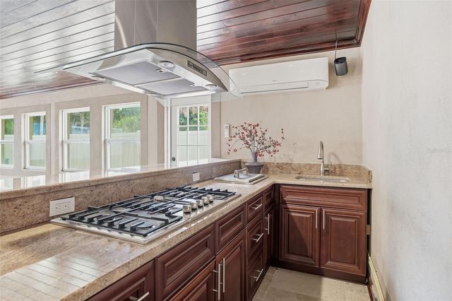 2121 PARK STREET N, St Petersburg, FL 33710