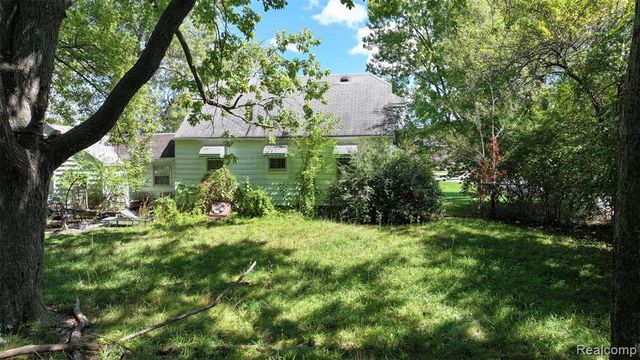 1192 S Belsay Road, Burton, MI 48509
