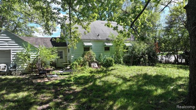 1192 S Belsay Road, Burton, MI 48509