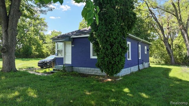 1192 S Belsay Road, Burton, MI 48509