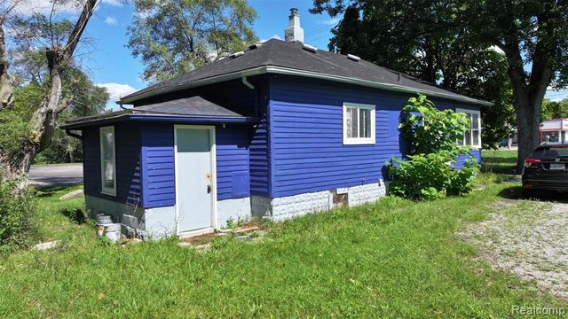 1192 S Belsay Road, Burton, MI 48509
