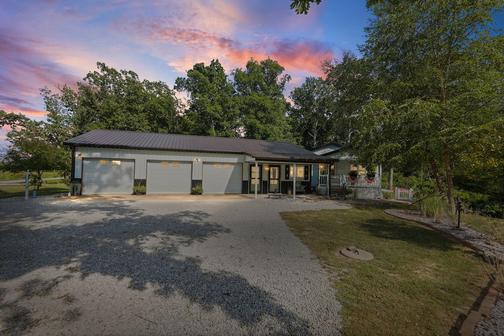 Image 1 of property listing at 7296 State Route 161 Extension, Iuka, IL 62849