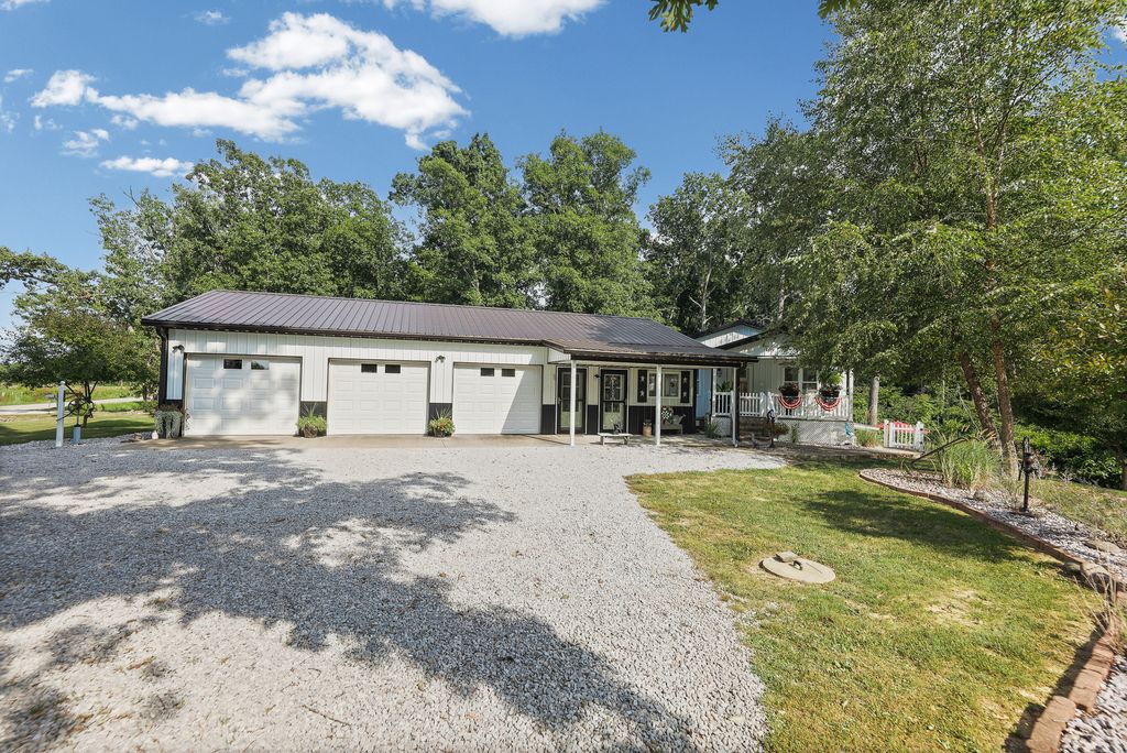 Image 2 of property listing at 7296 State Route 161 Extension, Iuka, IL 62849