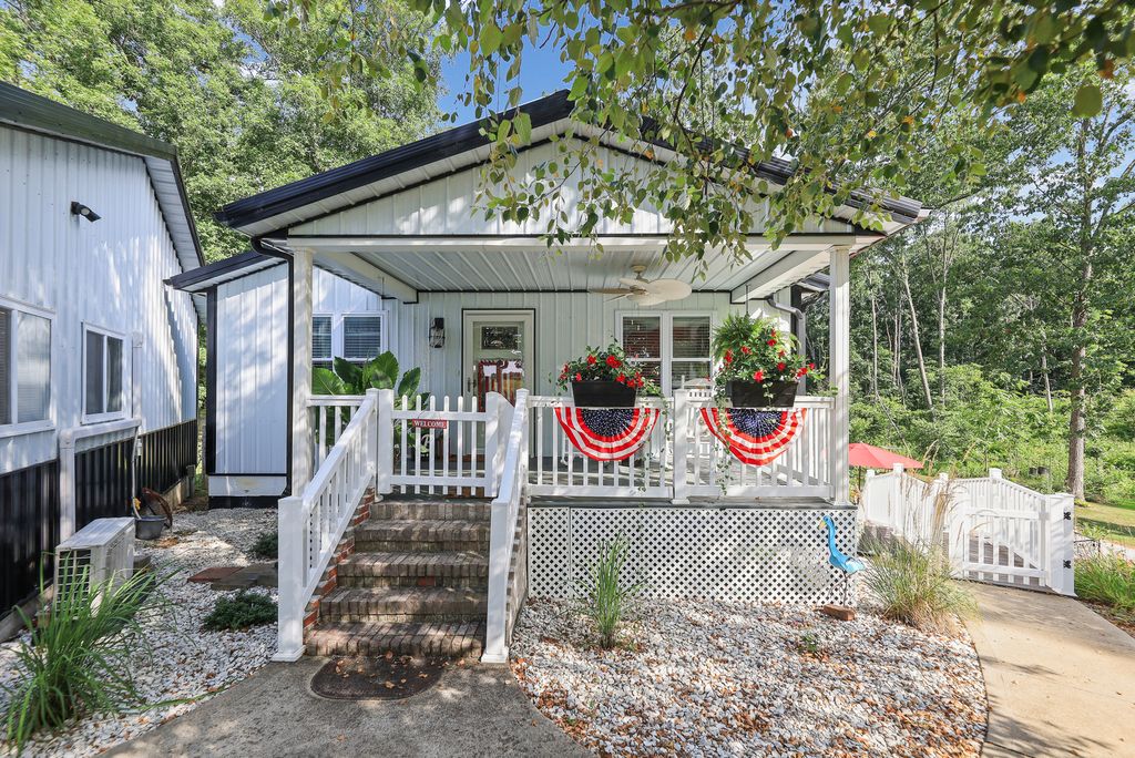 Image 3 of property listing at 7296 State Route 161 Extension, Iuka, IL 62849