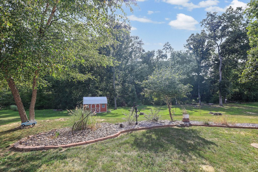 Image 32 of property listing at 7296 State Route 161 Extension, Iuka, IL 62849