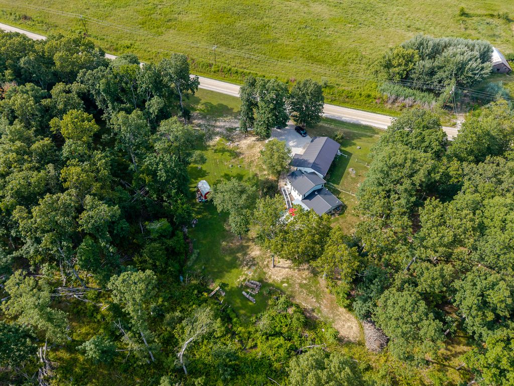 Image 37 of property listing at 7296 State Route 161 Extension, Iuka, IL 62849