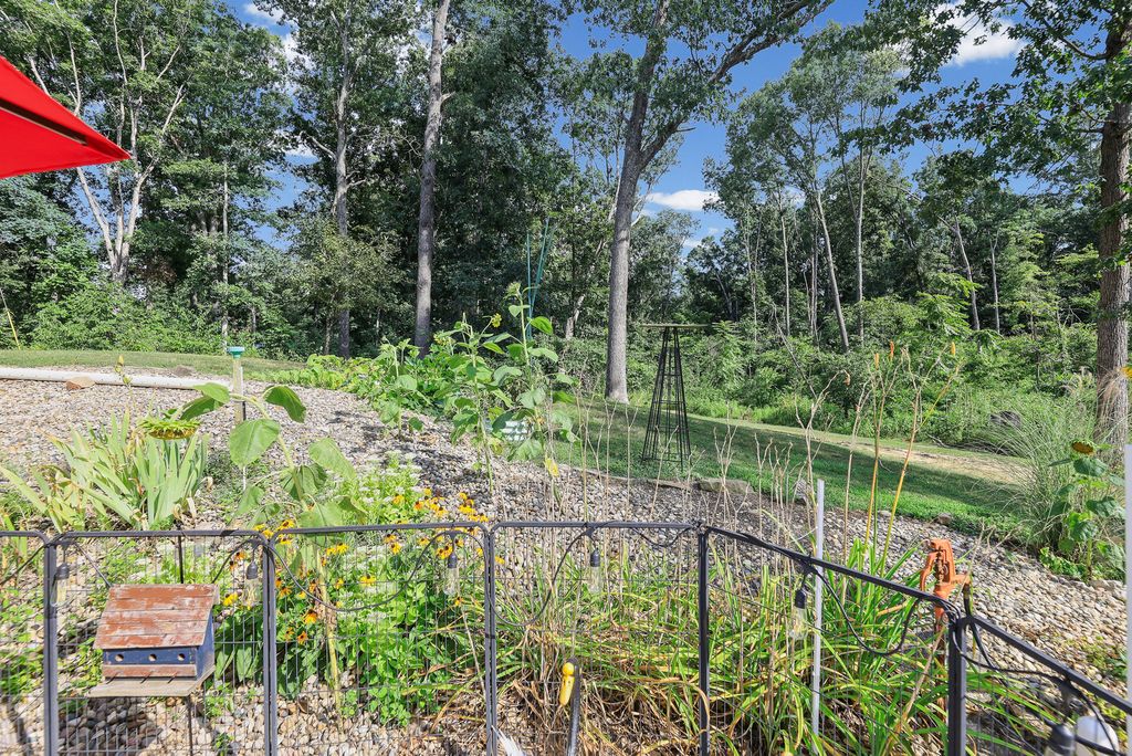 Image 5 of property listing at 7296 State Route 161 Extension, Iuka, IL 62849