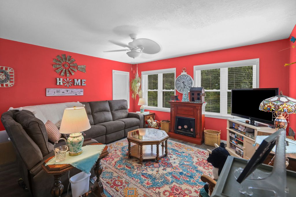 Image 10 of property listing at 7296 State Route 161 Extension, Iuka, IL 62849