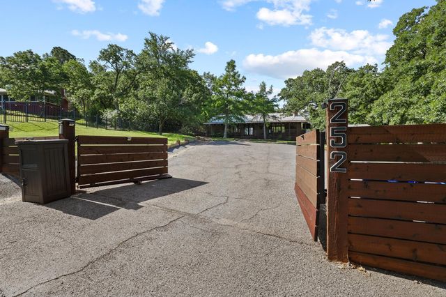 252 Hacienda Drive, Pottsboro, TX 75076