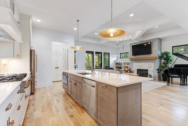 3733 Estes Rd, Nashville, TN 37215