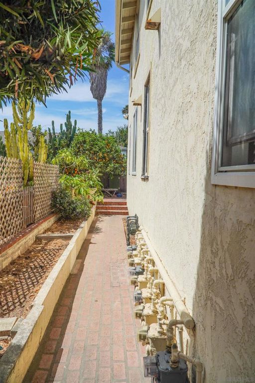 Image 13 of property listing at 2114 Abbott St., San Diego, CA 92107