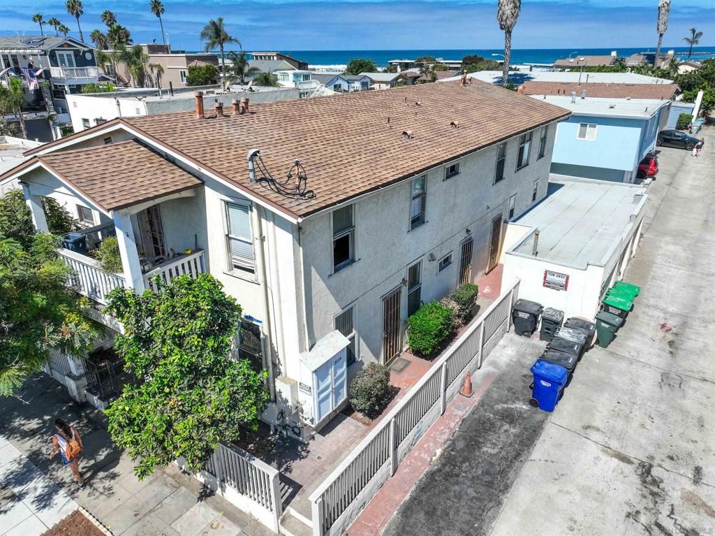 Image 3 of property listing at 2114 Abbott St., San Diego, CA 92107
