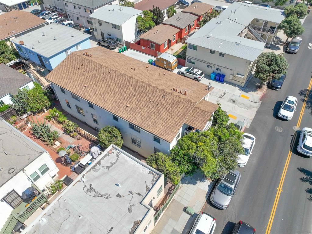 Image 7 of property listing at 2114 Abbott St., San Diego, CA 92107