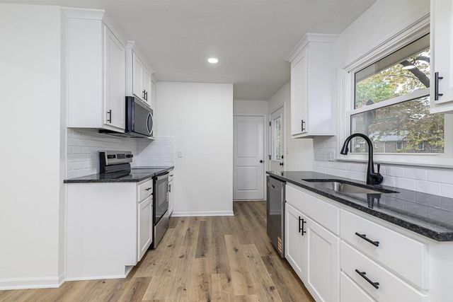 1151 Delaware Drive, Tonganoxie, KS 66086