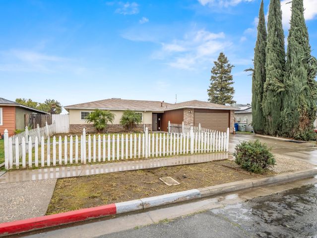 5833 E Pontiac Way, Fresno, CA 93727