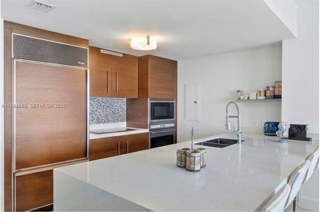 Image 3 of property listing at 465 Brickell Ave 3905, Miami, FL 33131