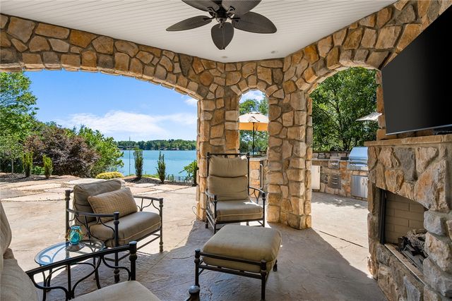 302 Bay Hill Drive, West Union, SC 29696