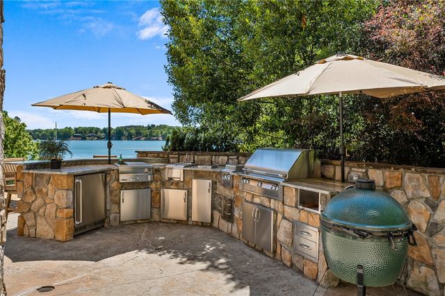 302 Bay Hill Drive, West Union, SC 29696