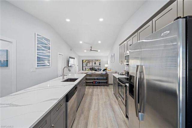 822 Gulf Pavilion DR 201, Naples, FL 34108