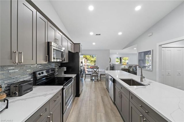 822 Gulf Pavilion DR 201, Naples, FL 34108