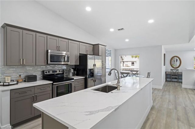 822 Gulf Pavilion DR 201, Naples, FL 34108