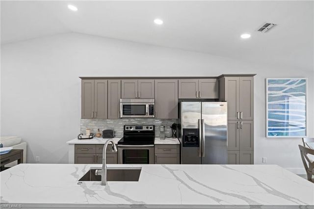 822 Gulf Pavilion DR 201, Naples, FL 34108